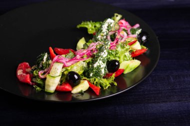 Peynirli salata. Düzgün beslenme. Sebzeli salata. Öğle yemeğinde salata. Restoran yemeği..