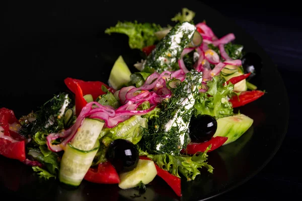 Saláta Sajttal Megfelelő Táplálkozás Saláta Zöldségekkel Saláta Ebédre Éttermi Étel — Stock Fotó