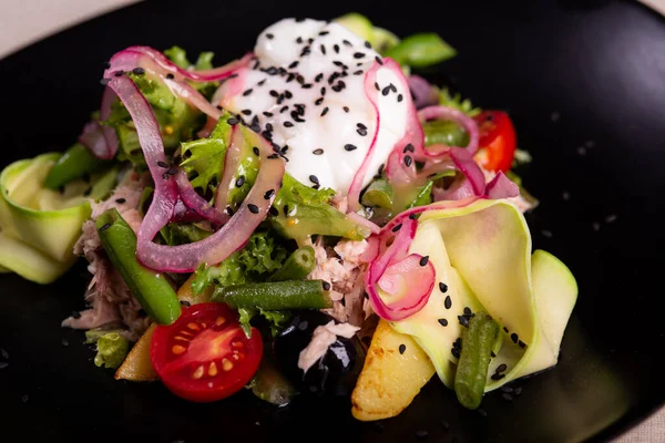 Yeşil fasulye ve chia tohumlu salata. Düzgün beslenme. Sebzeli salata. Öğle yemeğinde salata. Restoran salatası..