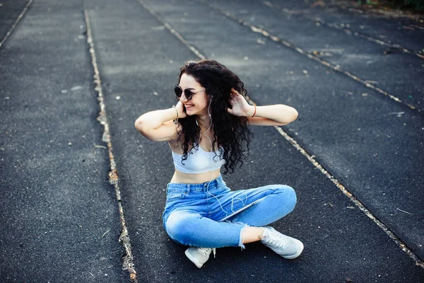 Young Brunette Glasses Long Curly Hair Sits Ground Street White — Stock Photo, Image