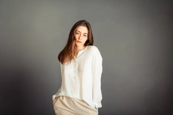 Retrato Una Joven Con Una Camisa Blanca Mirando Recto Ambas — Foto de Stock