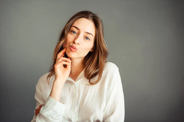 Chica Joven Con Una Camisa Blanca Sobre Fondo Gris Mujer — Foto de Stock