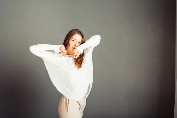 Jeune Fille Chemise Blanche Sur Fond Gris Femme Française Chemisier — Photo