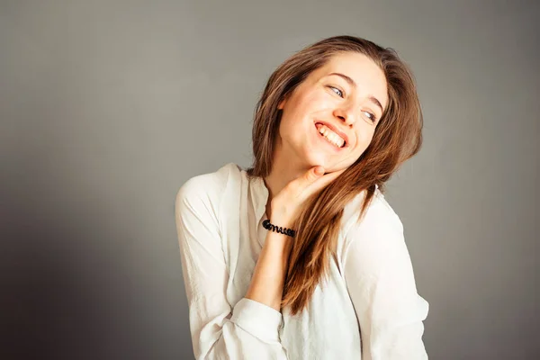 Usmívající Dívka Ruce Obličeje Šedém Pozadí Zblízka Bez Make Upu — Stock fotografie