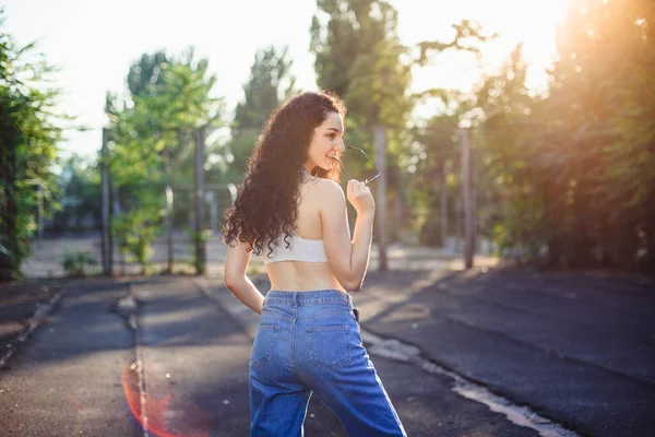 Eine Junge Brünette Mit Brille Und Langen Lockigen Haaren Steht — Stockfoto