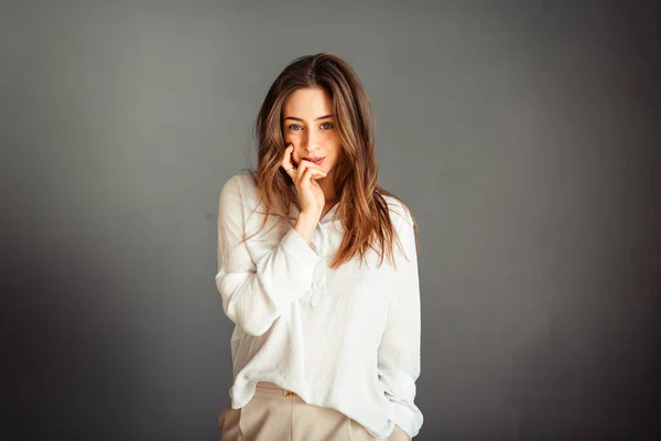 Jeune Fille Chemise Blanche Sur Fond Gris Femme Française Chemisier — Photo