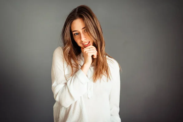 Menina Nova Uma Camisa Branca Fundo Cinza Mulher Francesa Blusa — Fotografia de Stock