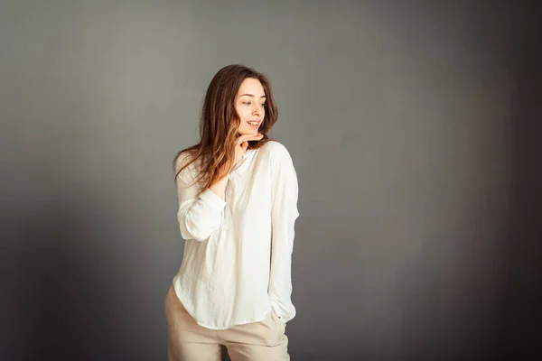 Menina Nova Uma Camisa Branca Fundo Cinza Mulher Francesa Blusa — Fotografia de Stock