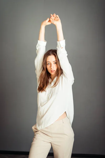 Menina Nova Uma Camisa Branca Fundo Cinza Mulher Francesa Blusa — Fotografia de Stock