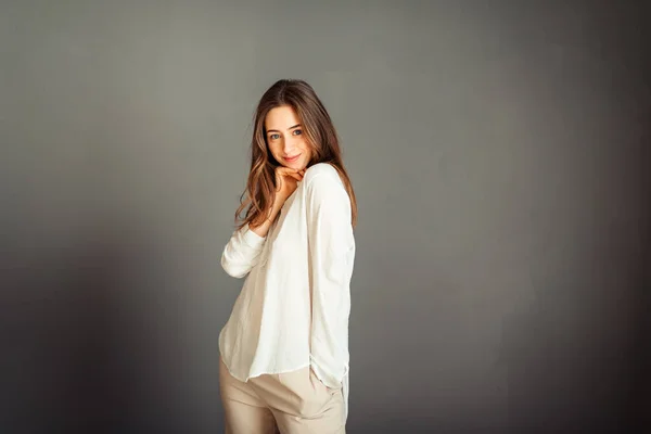 Menina Nova Uma Camisa Branca Fundo Cinza Mulher Francesa Blusa — Fotografia de Stock