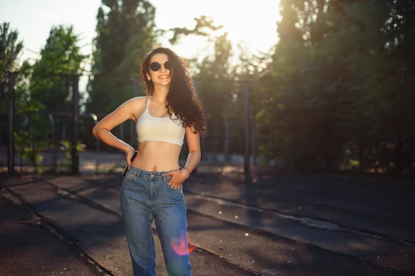 Una Joven Morena Gafas Con Pelo Largo Rizado Está Pie — Foto de Stock