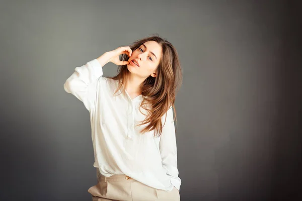 Menina Nova Uma Camisa Branca Fundo Cinza Mulher Francesa Blusa — Fotografia de Stock