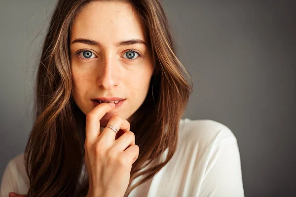 Jeune Fille Chemise Blanche Sur Fond Gris Femme Française Chemisier — Photo