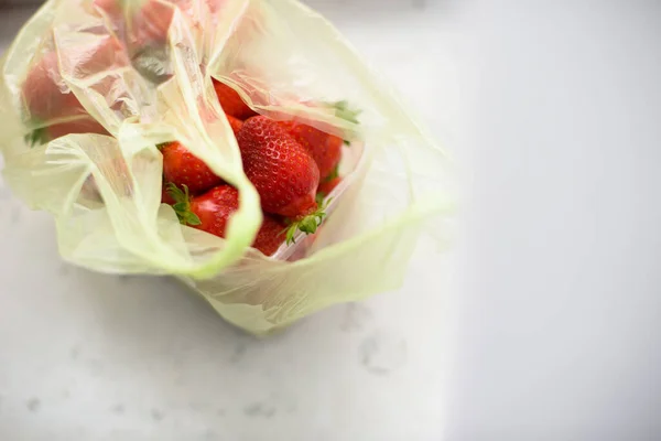 Βιολογικές Φράουλες Πλαστικό Κουτί Και Σακούλες Παράδοση Βιολογικών Προϊόντων Φυσική — Φωτογραφία Αρχείου