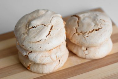 Tahta bir tahtanın üzerinde bir yığın içinde, stevia 'lı çikolatalı kremalar. İtalyan ve Fransız tatlısı..