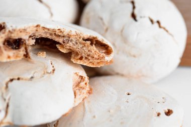 Çikolatalı kremalı pasta, teke tek, yarı yakın planda. İtalyan ve Fransız tatlısı