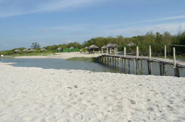 El puente en la playa de magullar — Foto de Stock