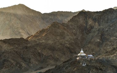 dağ manzarası ile pagoda, Kuzey Hindistan