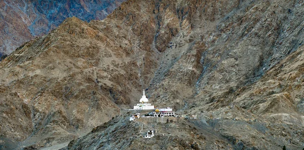dağ manzarası ile pagoda, Kuzey Hindistan
