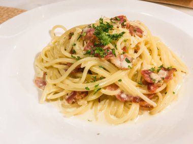 krem sos ile spagetti çanak