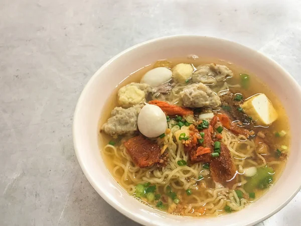 Baharatlı çorba ile noodle bir kase