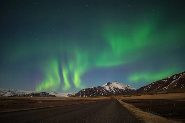 İzlanda, manzarada aurora gece