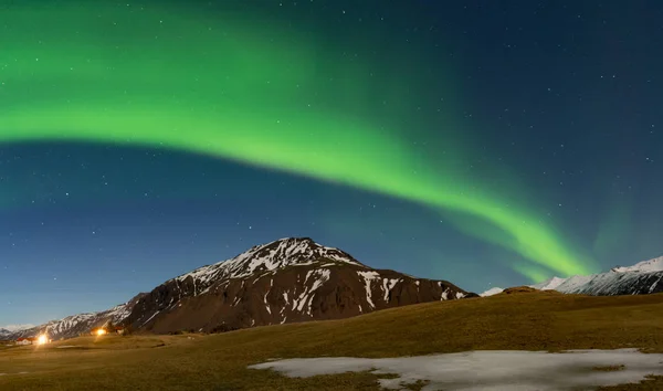 İzlanda, manzarada aurora gece