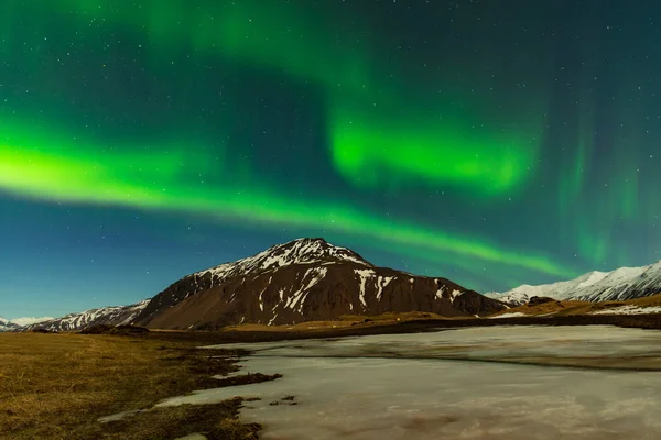 İzlanda, manzarada aurora gece