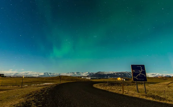 Landschap in IJsland, aurora nacht — Stockfoto