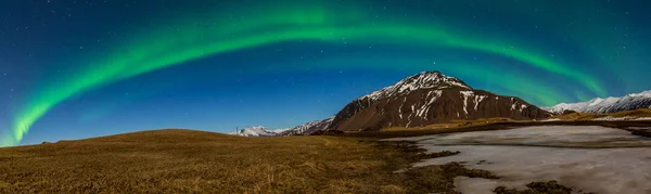 İzlanda, manzarada aurora gece