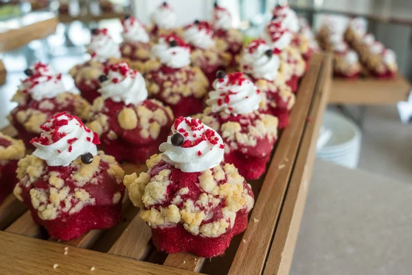 ahşap tepside berry muffin