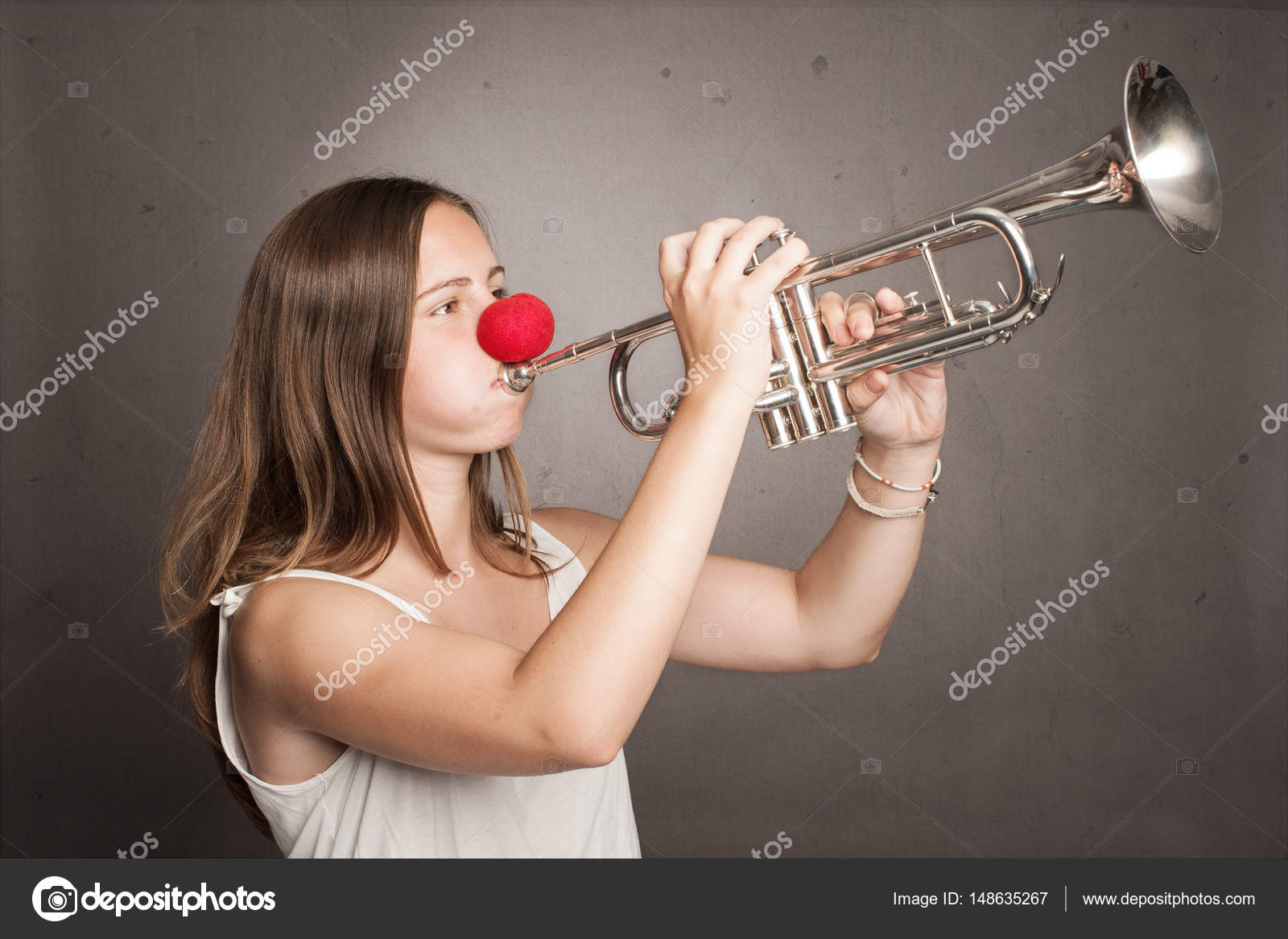 музыкальные инструменты для детей. играет на кларнете. трубы у женщин. трубы у женщин. человек играющий на трубе.