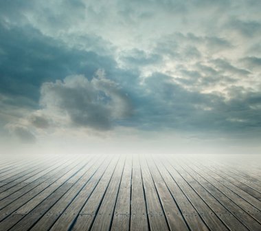 İskele ile gökyüzü günbatımı üzerinde