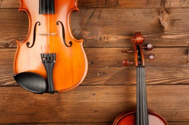 ahşap arka planda keman