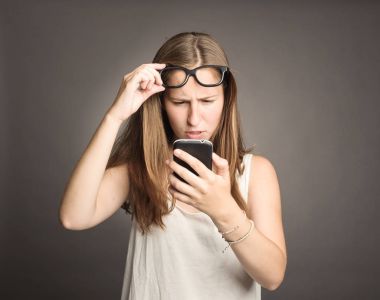 Kasadaki tutan kadın