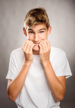 akustik gitar ile genç adam