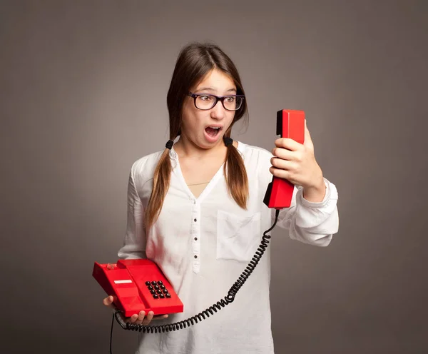Mladá dívka drží telefon — Stock fotografie