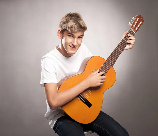 Jovem com guitarra acústica — Fotografia de Stock