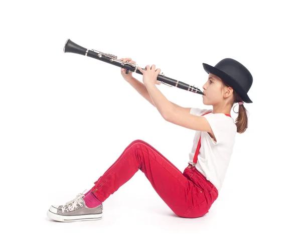 Маленька дівчинка грає кларнет — стокове фото
