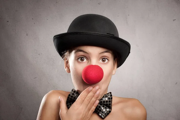 Liten flicka med en clown näsa — Stockfoto