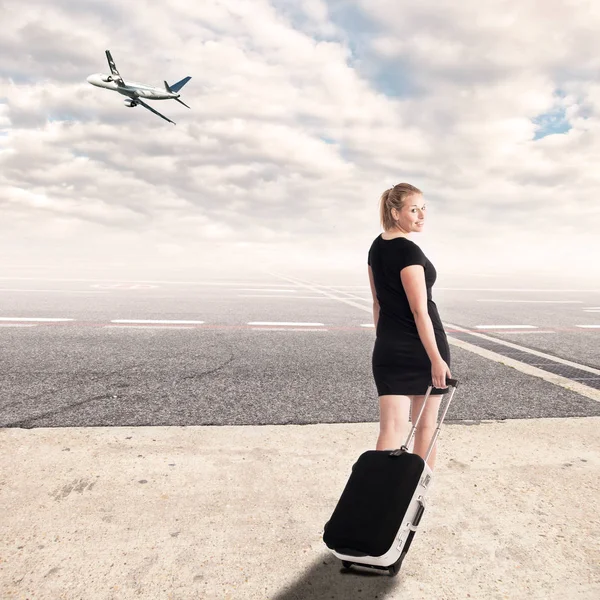 Businesswoman Suitcase Standing Airport — Stock Photo, Image
