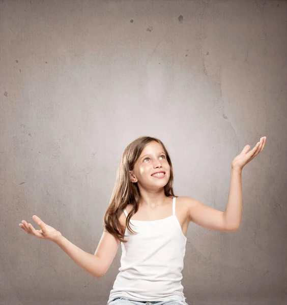 Little girl juggling — Stock Photo, Image