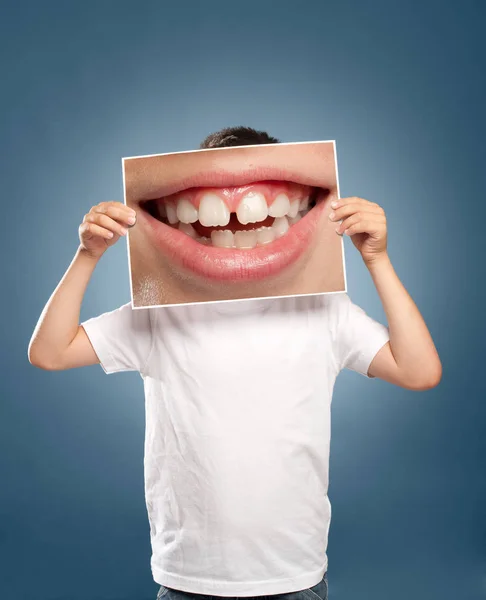 Dziecko Trzyma Zdjęcie Usta Uśmiechający Się — Zdjęcie stockowe