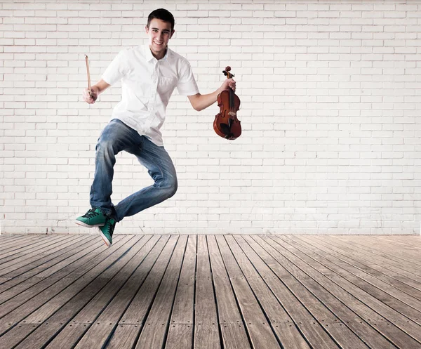 Молодой Человек Прыгающий Скрипкой Комнате — стоковое фото