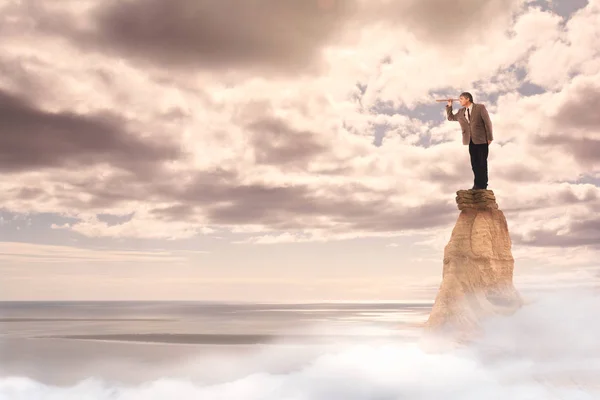 Hombre Negocios Con Catalejo Parado Cima Una Montaña — Foto de Stock