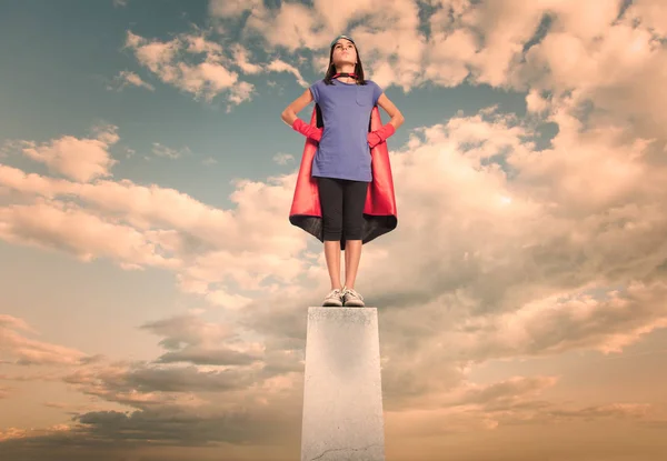 Dziewczynka nosi strój superbohatera — Zdjęcie stockowe