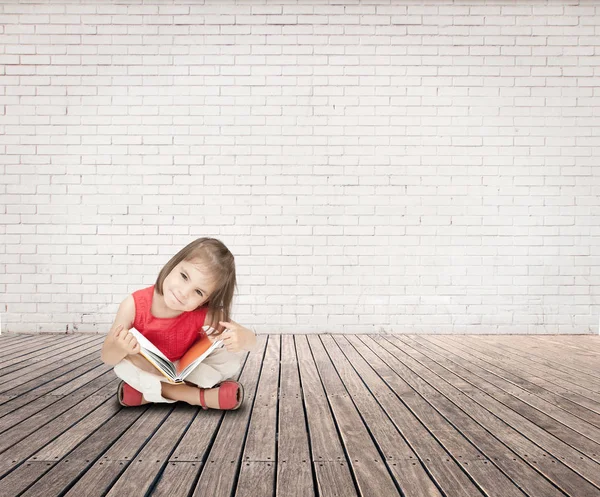 Bambina che legge un libro — Foto Stock