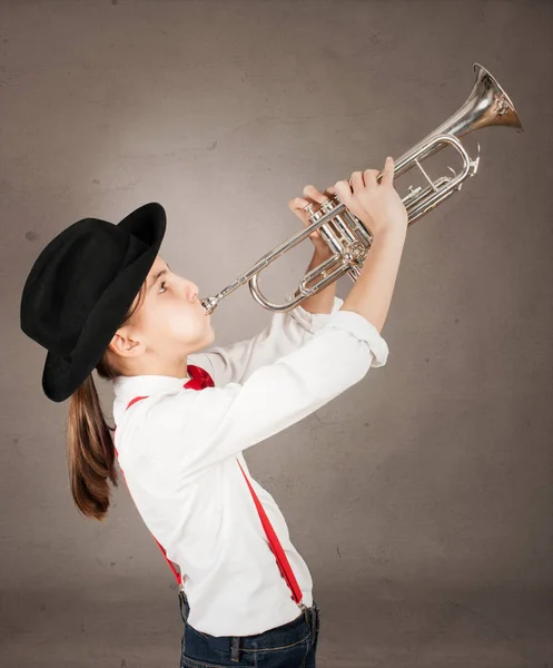 Kleines Mädchen spielt Trompete — Stockfoto