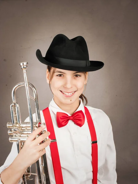 Kleine meisje spelen trompet — Stockfoto