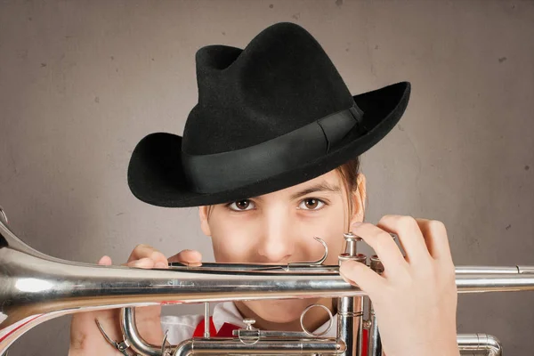 Menina tocando trompete — Fotografia de Stock